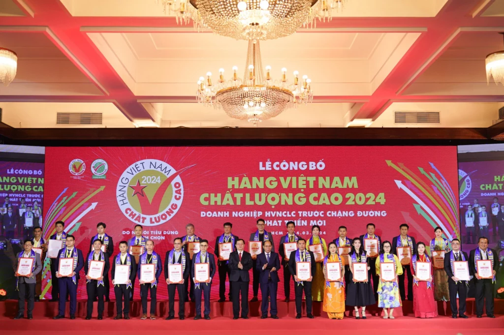Cong-ty-co-phan-san-xuat-va-dau-tu-hung-phat-nam-thu-2-lien-tiep-dat-chung-nhan-hang-viet-nam-chat-luong-ca-do-nguoi-tieu-dung-binh-chon