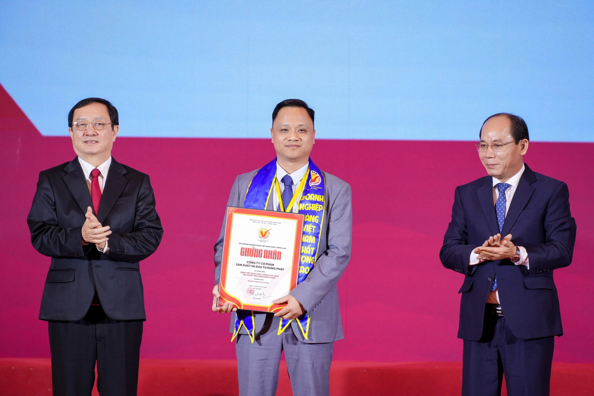 Cong-ty-co-phan-san-xuat-va-dau-tu-hung-phat-nam-thu-2-lien-tiep-dat-chung-nhan-hang-viet-nam-chat-luong-ca-do-nguoi-tieu-dung-binh-chon (2)