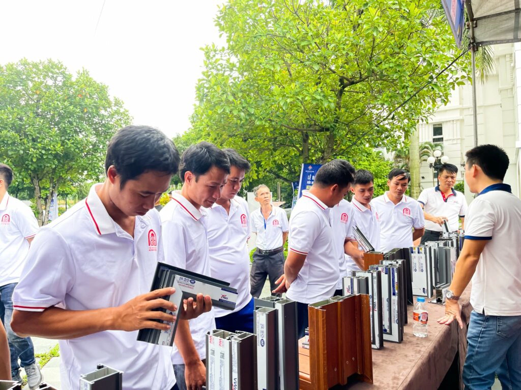 Thuong-hieu-nhom-pma-dong-hanh-cung-hoi-nganh-cua-ninh-binh-su-kien-ra-mat-hoi-nganh-cua-ninh-binh (2)