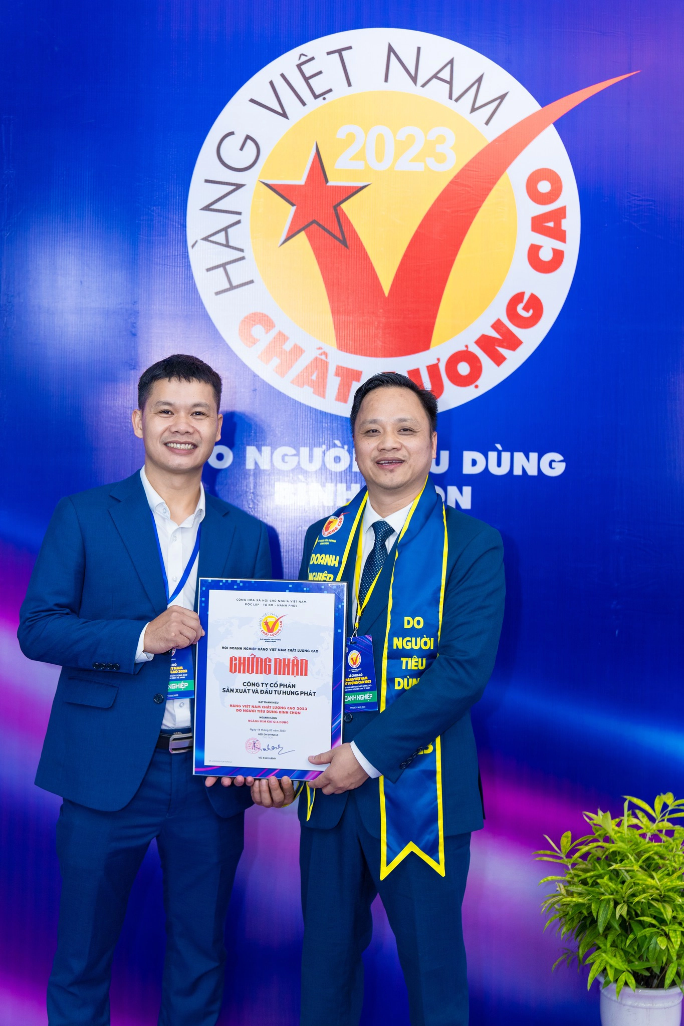 Cong-ty-co-phan-san-xuat-va-dau-tu-hung-phat-dai-chung-nhan-hang-viet-nam-chat-luong-do-nguoi-tieu-dung-binh-chon-2023